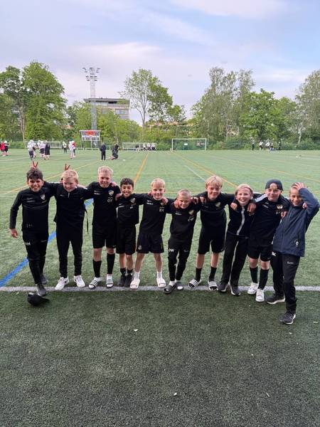 Tule mukaan P12 Svart -kilpajoukkueeseen 