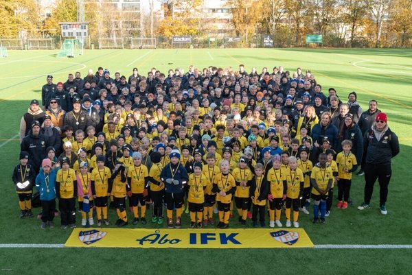 Meidän seurassamme arki on täynnä svenska, finska ja monta muuta kieltä