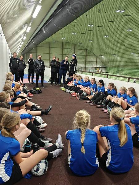 Marko Saloranta vieraili T14 -joukkueiden treeneissä / Marko Saloranta besökte T14 -lagens träning