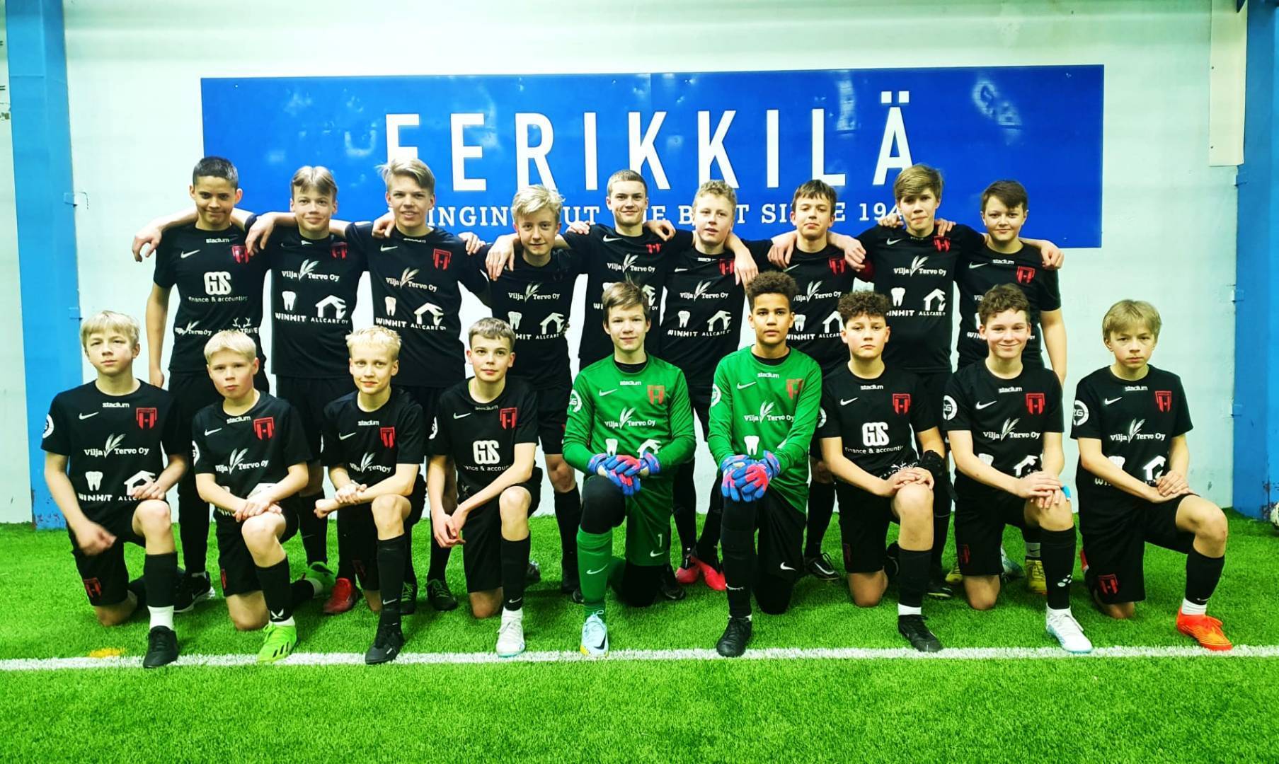 Ajax-taustaisia pelaajia voittamassa Huuhkajaliigaa