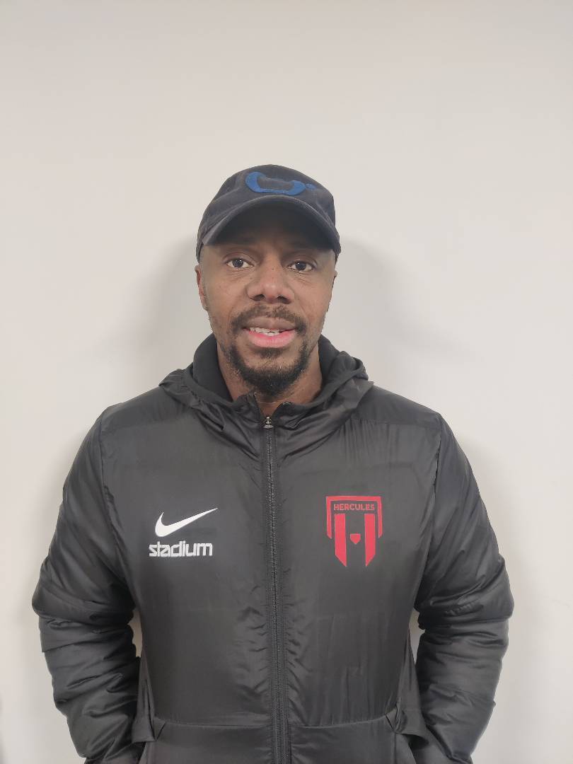 Titi Essomba vetämään Ajaxin B-poikia - Joukkueeseen otetaan uusia pelaajia