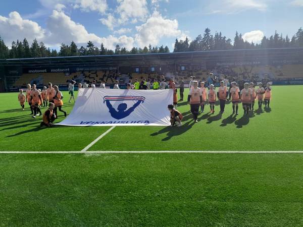 Kisan pelaajat saattajina Veikkausliigan pelissä syksyllä 2023 OmaSP Stadionilla