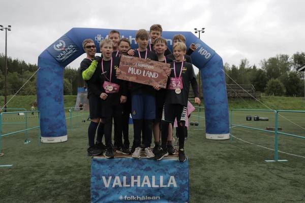 P13-laget deltog i hinderbanelopp – lerigt, roligt och fullt av laganda!