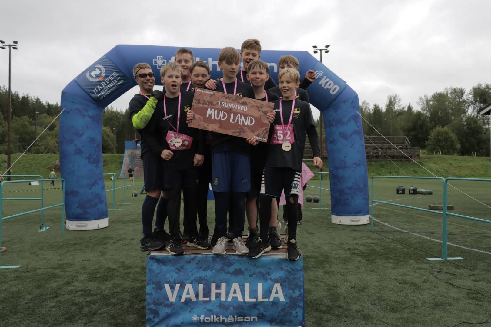 P13-laget deltog i hinderbanelopp – lerigt, roligt och fullt av laganda!