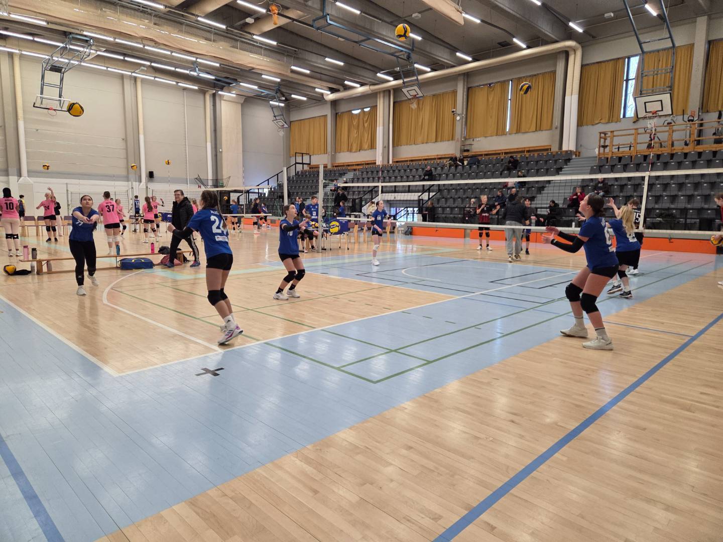 D-ryhmän hiihtoloman aloitus Karkkilan D/C-tsemppiturnauksessa