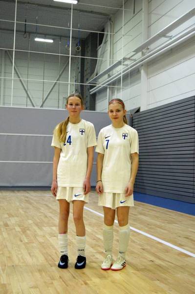 Minttu ja Elina futsalin pelaajakehitysleirillä Eerikkilässä