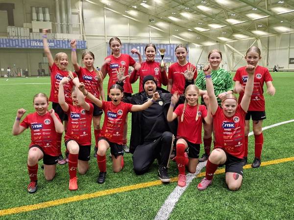 Glitteriä ja rankkareita -pronssia SJK-cupista