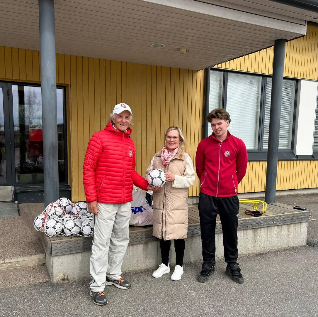 FC Kapina lahjoitti jalkapalloja Nummisten koululle⚽️