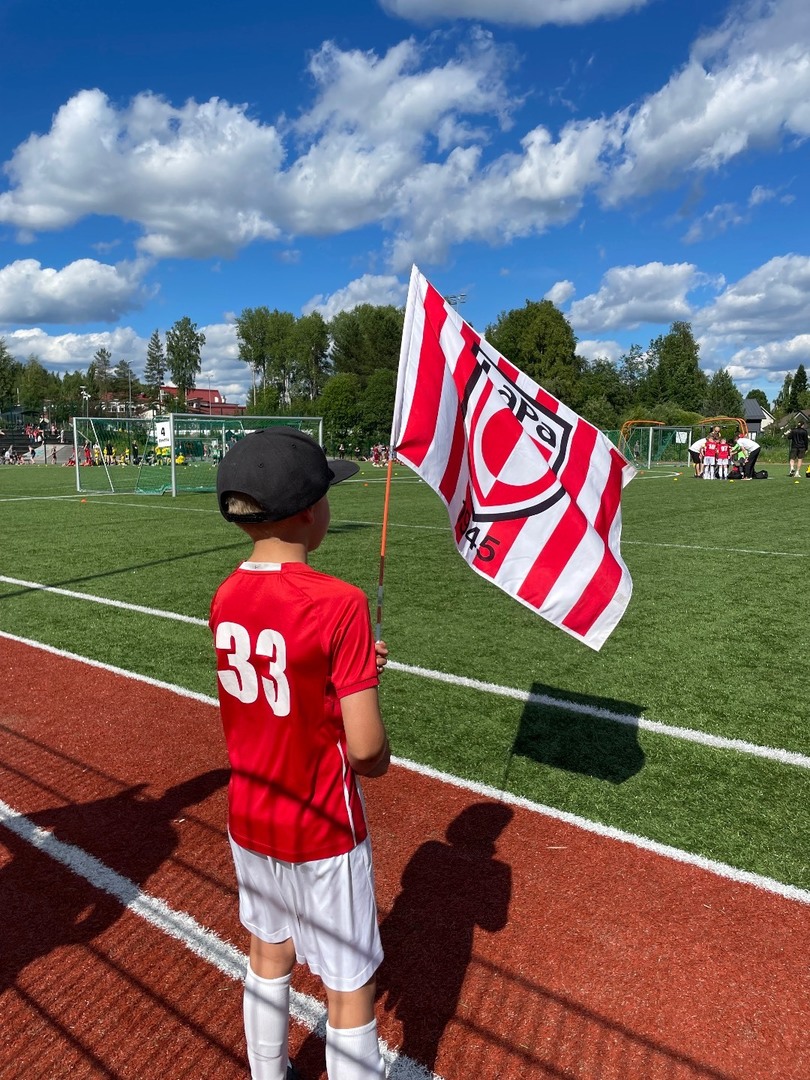Fc LaPan lippu liehuu HeinäCupissa