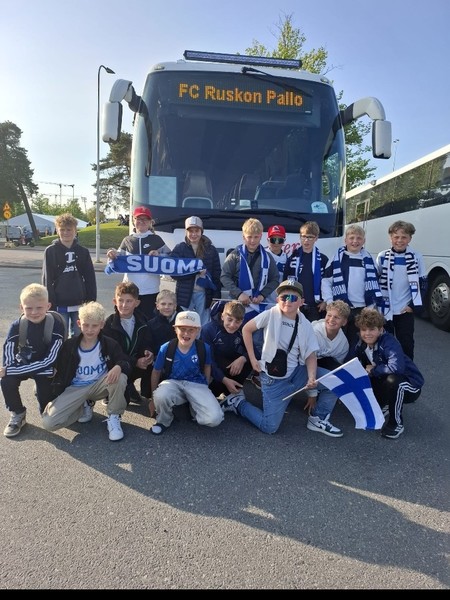 Joukkue kannustamassa Huuhkajia!! 