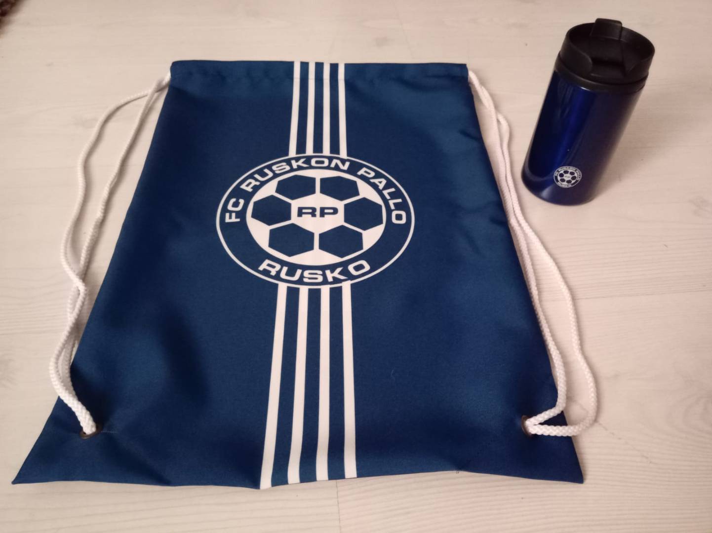 Uutuustuotteina jumppapussi ja termosmuki myynnissä!