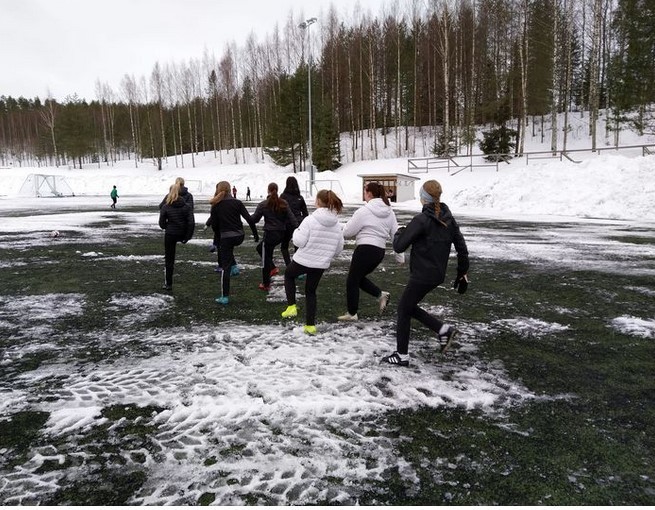 Ysitytöillä ensimmäiset ulkotreenit Ahmolla ennätysmaisen aikaisin 14.3.