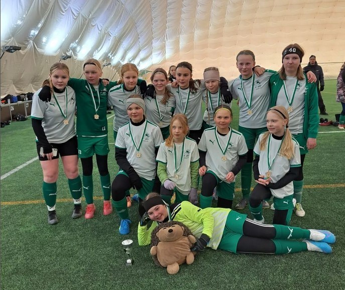 FC Siilit Safiirit YJ hopealle Iisalmen Kevätturnauksessa