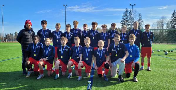 FC Viikingit-FCFJ YJ voitti kultaa Winterliigan kilpasarjassa.