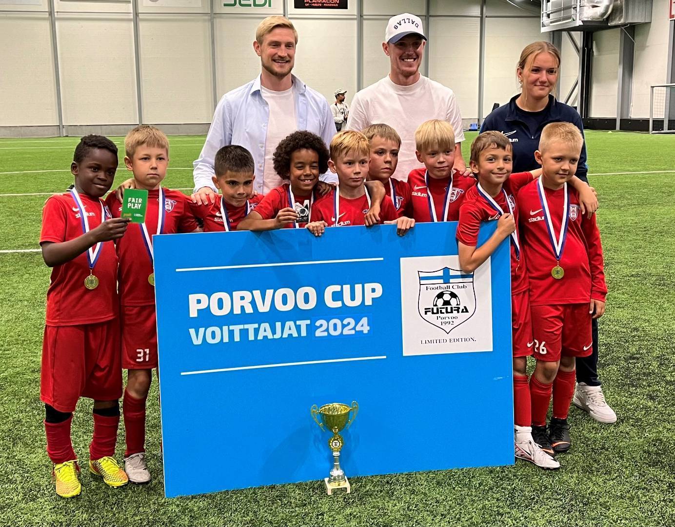 P15 Punainen 1 -joukkue juhli Porvoo Cupin voittoa 
