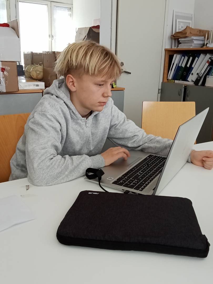 8-luokkalainen Leevi Tetissä seuran toimistolla