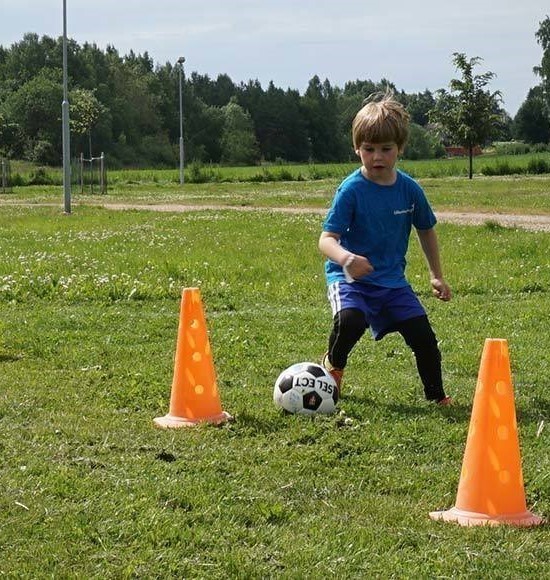 Ilmoittautuminen Futisleikkiksen kesäkauteen 2026 on käynnissä