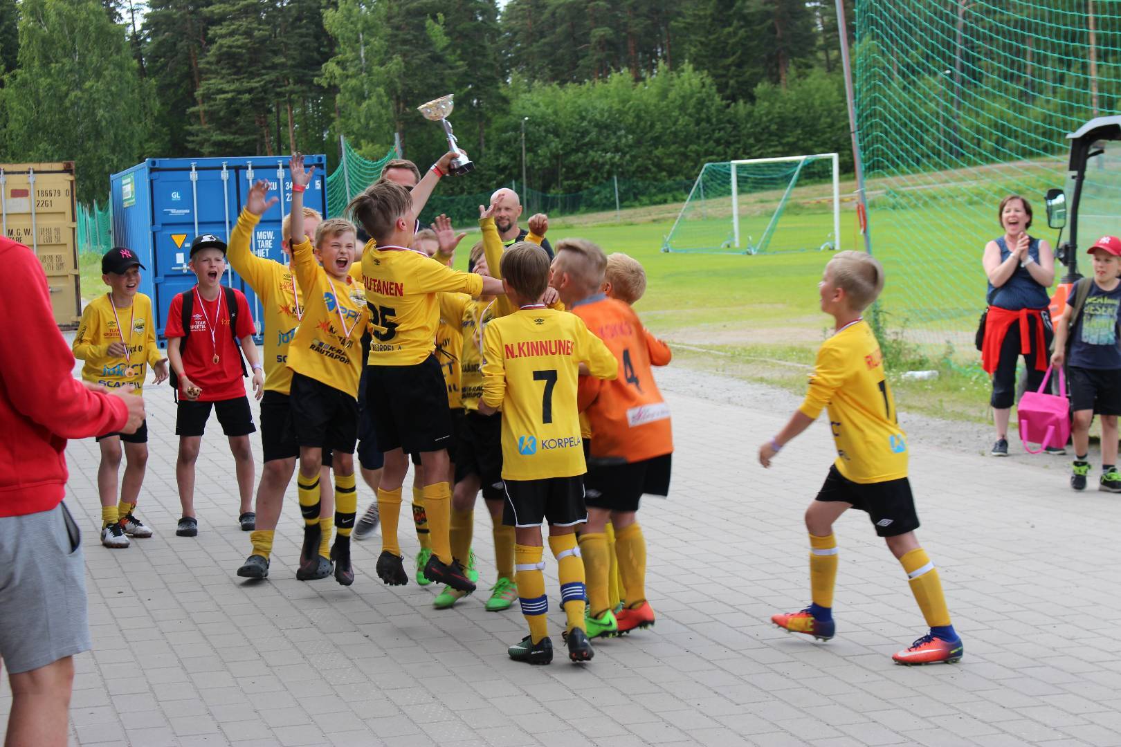 06-pojat valloittivat Särkänniemi Cupin