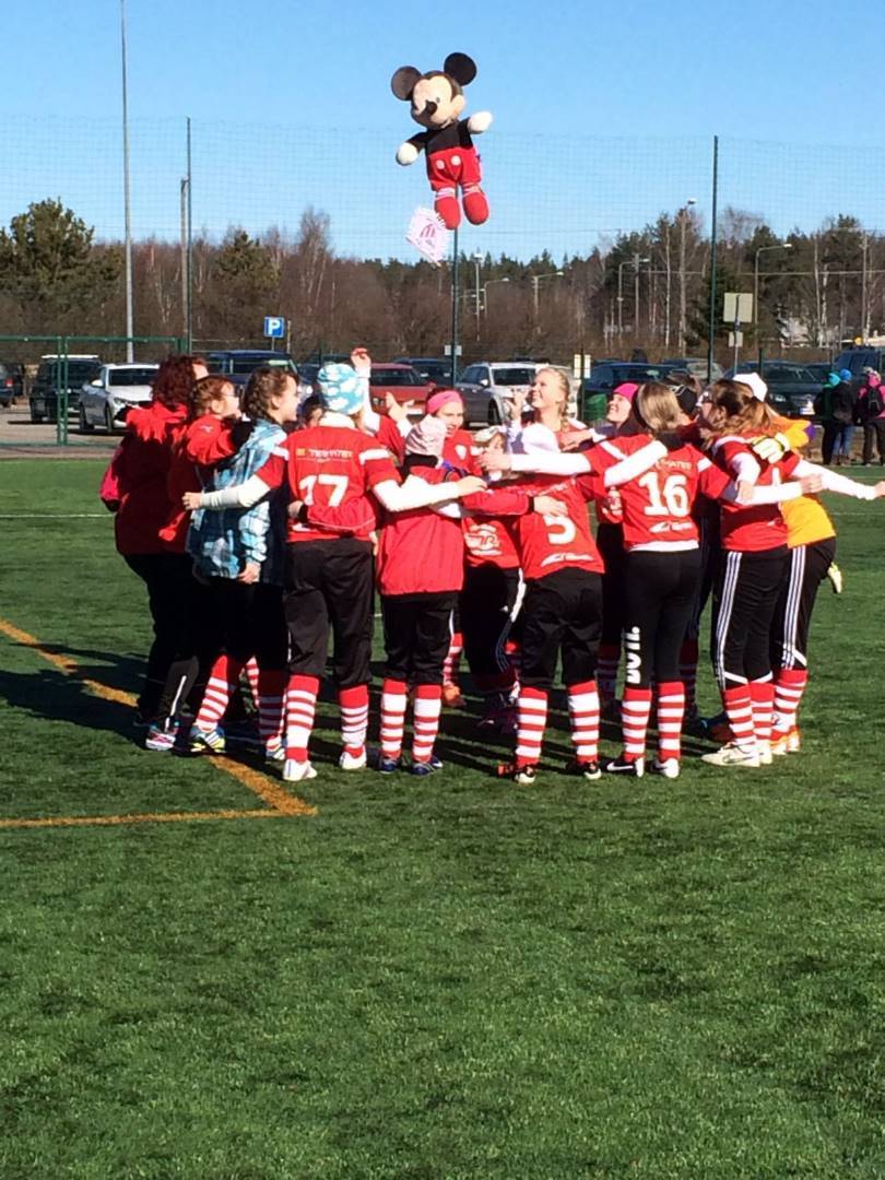 Hobby-Girls turnauksen lumoissa - Hobby-Girls mitt i turneringens stämning