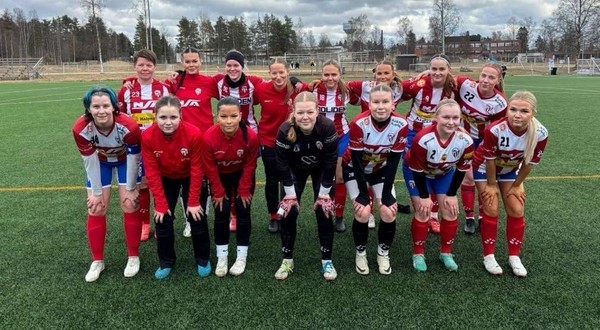 Naiset valmiina kakkoseen - kausiennakko