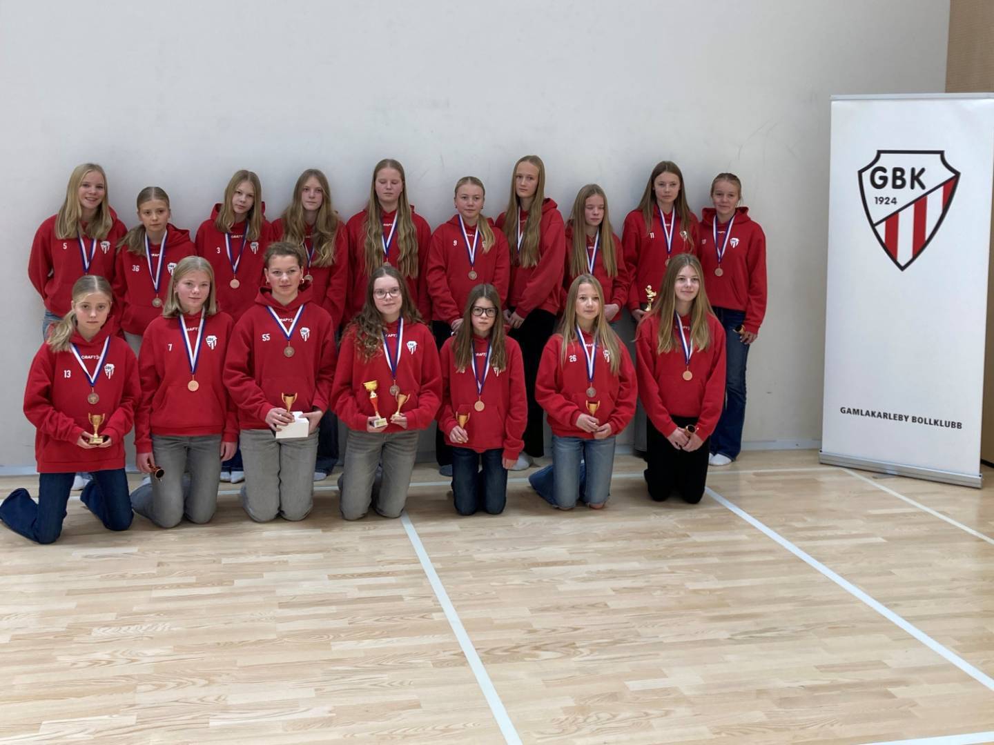 Palkintosadetta kaudelta 2024–2025 seuran junioripäättäjäisissä