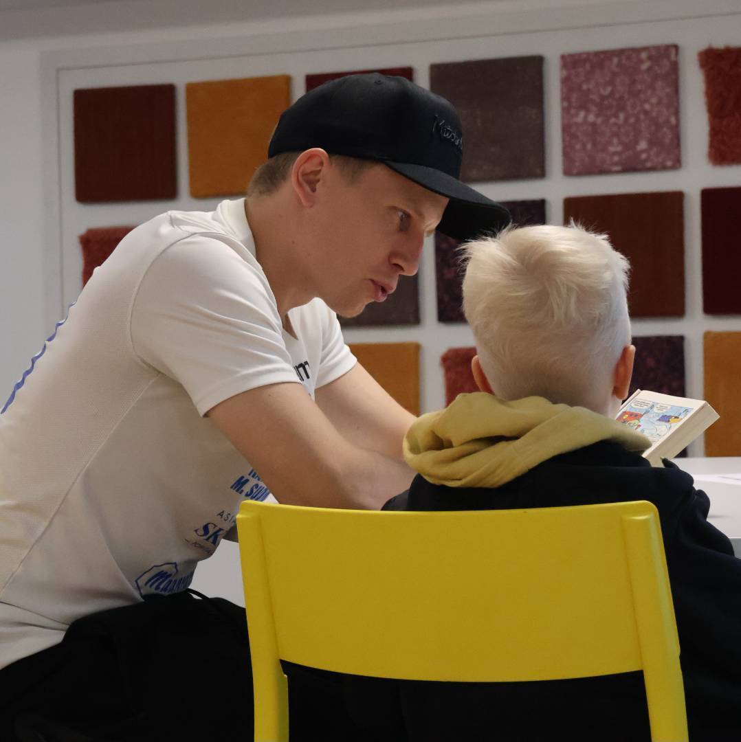 HJS:n ja Hämeenlinnan kaupunginkirjaston lukuillassa syvennyttiin kirjojen äärelle