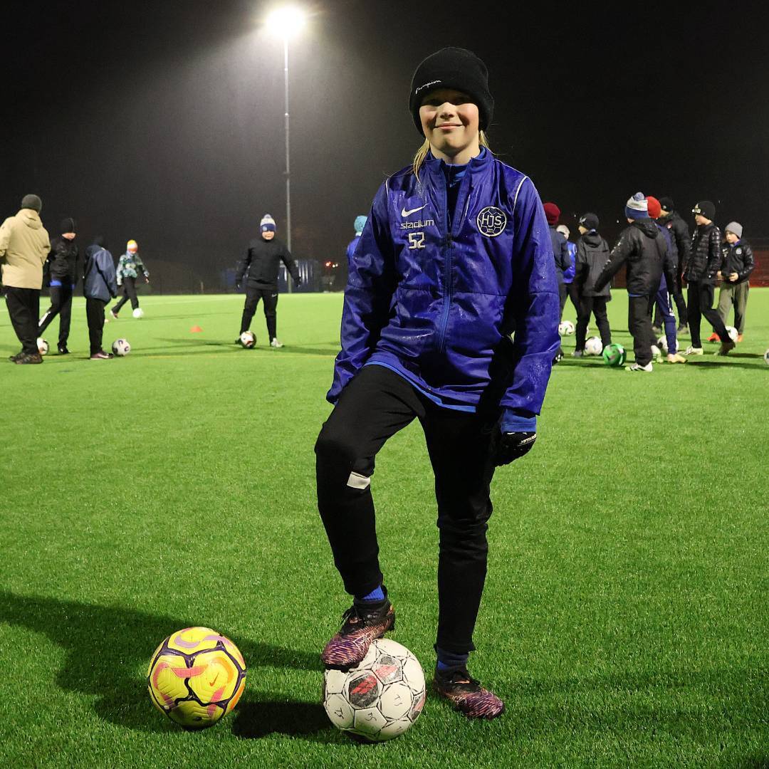 Jalkapallo on kiva harrastus ‒ ”Pelikaverit ovat ystävällisiä ja hauskoja”