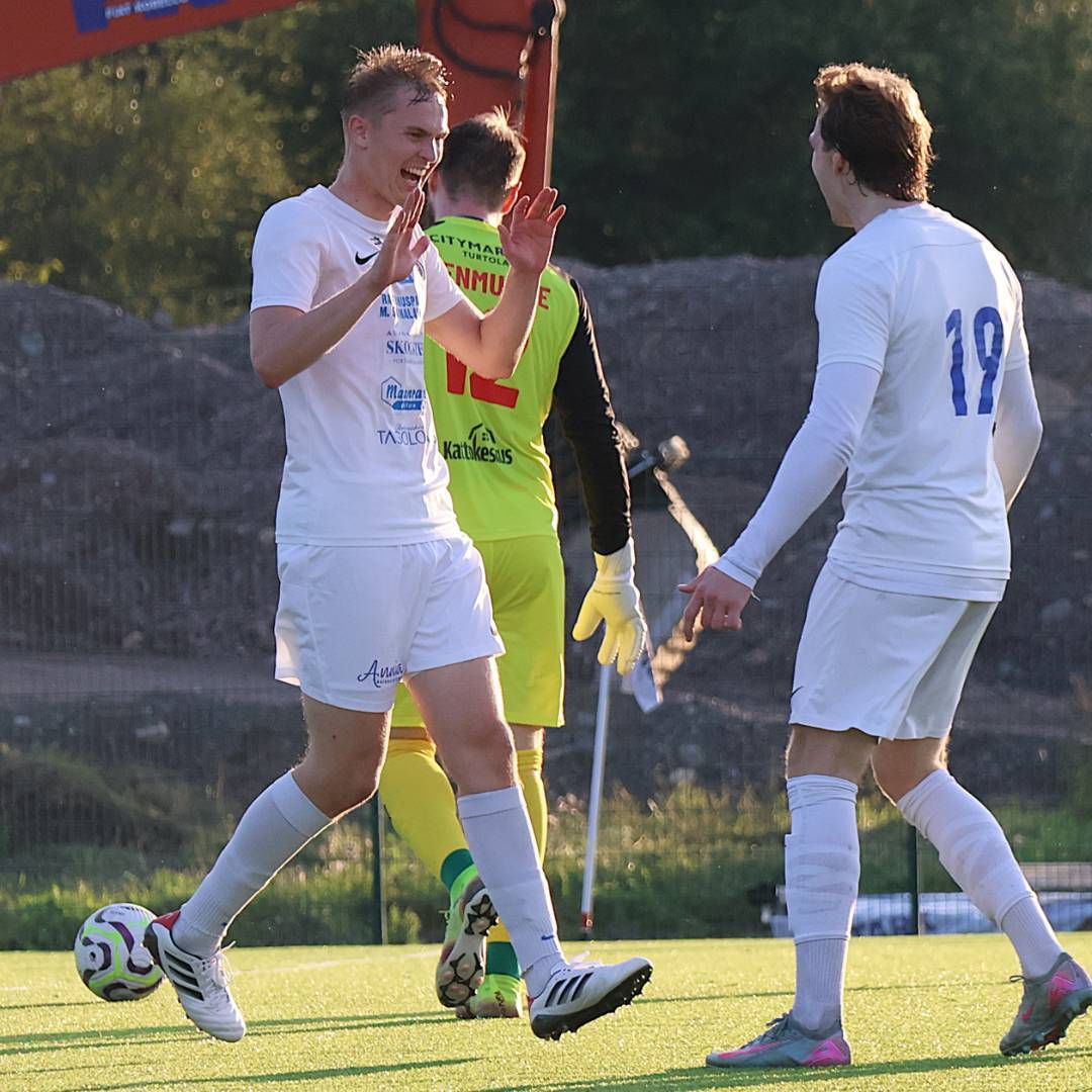 Maalarille haalarit ‒ Eetu Kajanto jatkaa tykittelyään HJS-paidassa