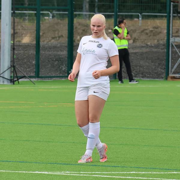 Nuorten maajoukkuepelaaja Helmi-Sofia Palmu jatkaa HJS:ssä