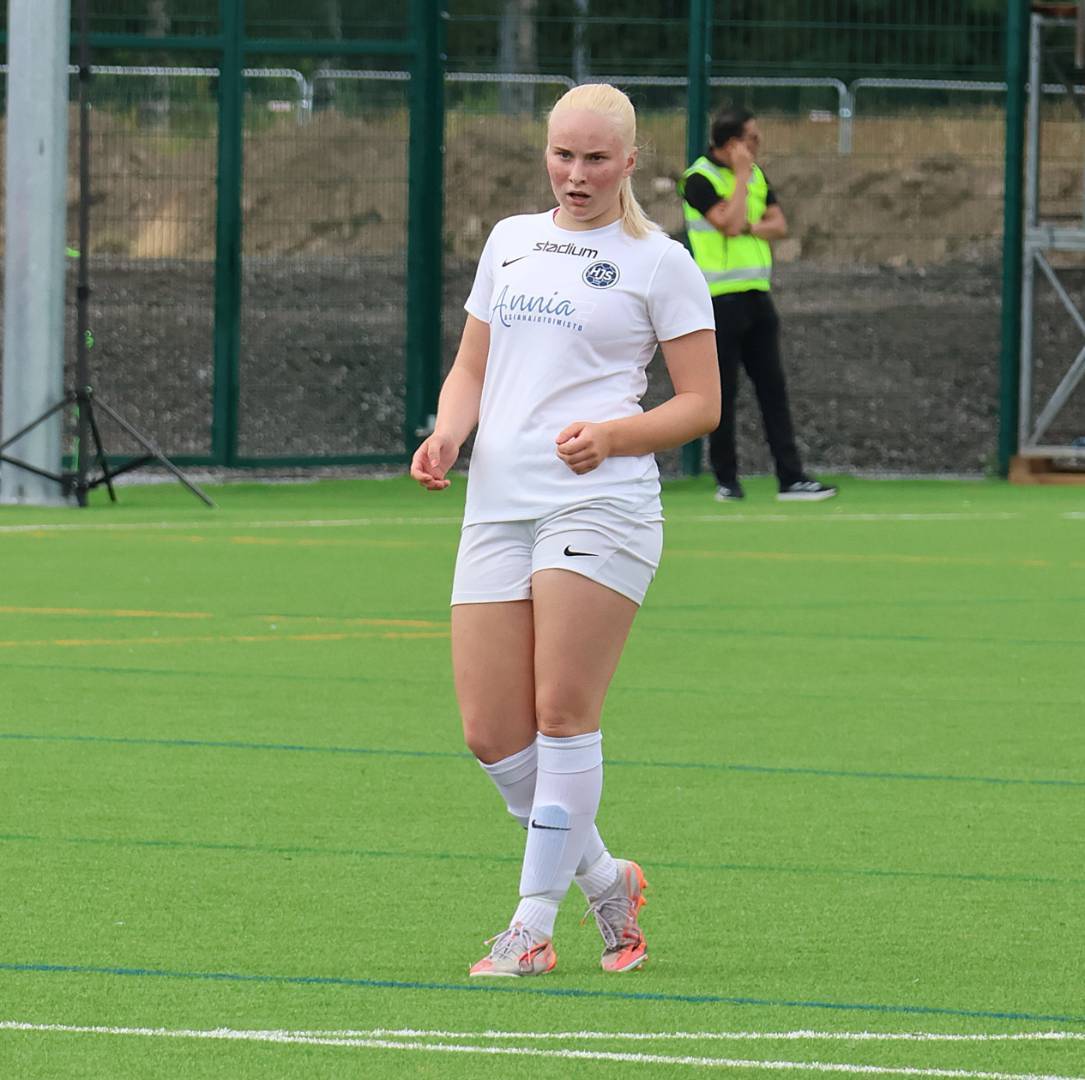 Nuorten maajoukkuepelaaja Helmi-Sofia Palmu jatkaa HJS:ssä