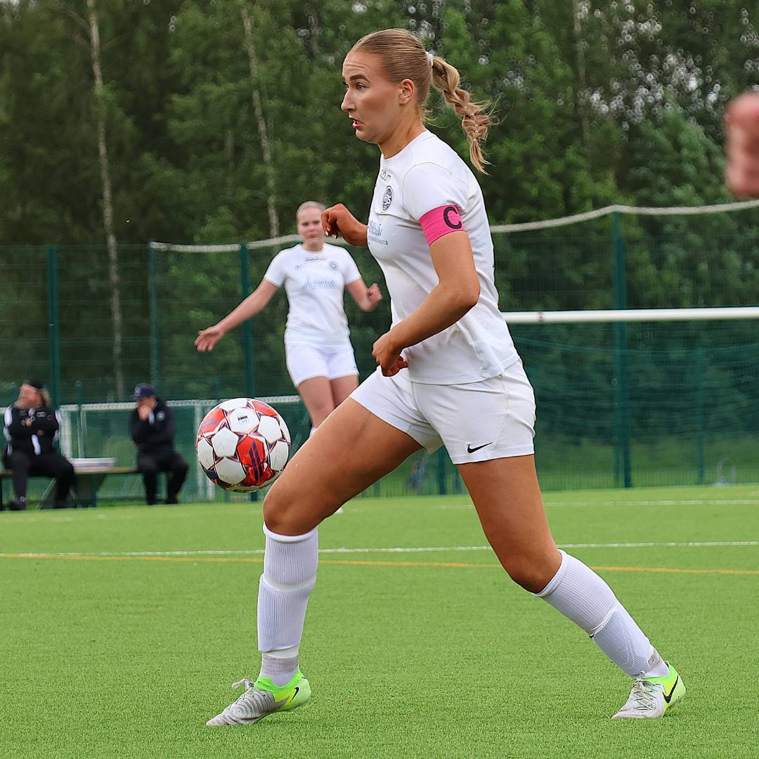 Keskikentän dynamo Emmi Ylä-Soininmäki jatkaa HJS-paidassa ‒ ”Kuuluu joukkueen johtohahmoihin”