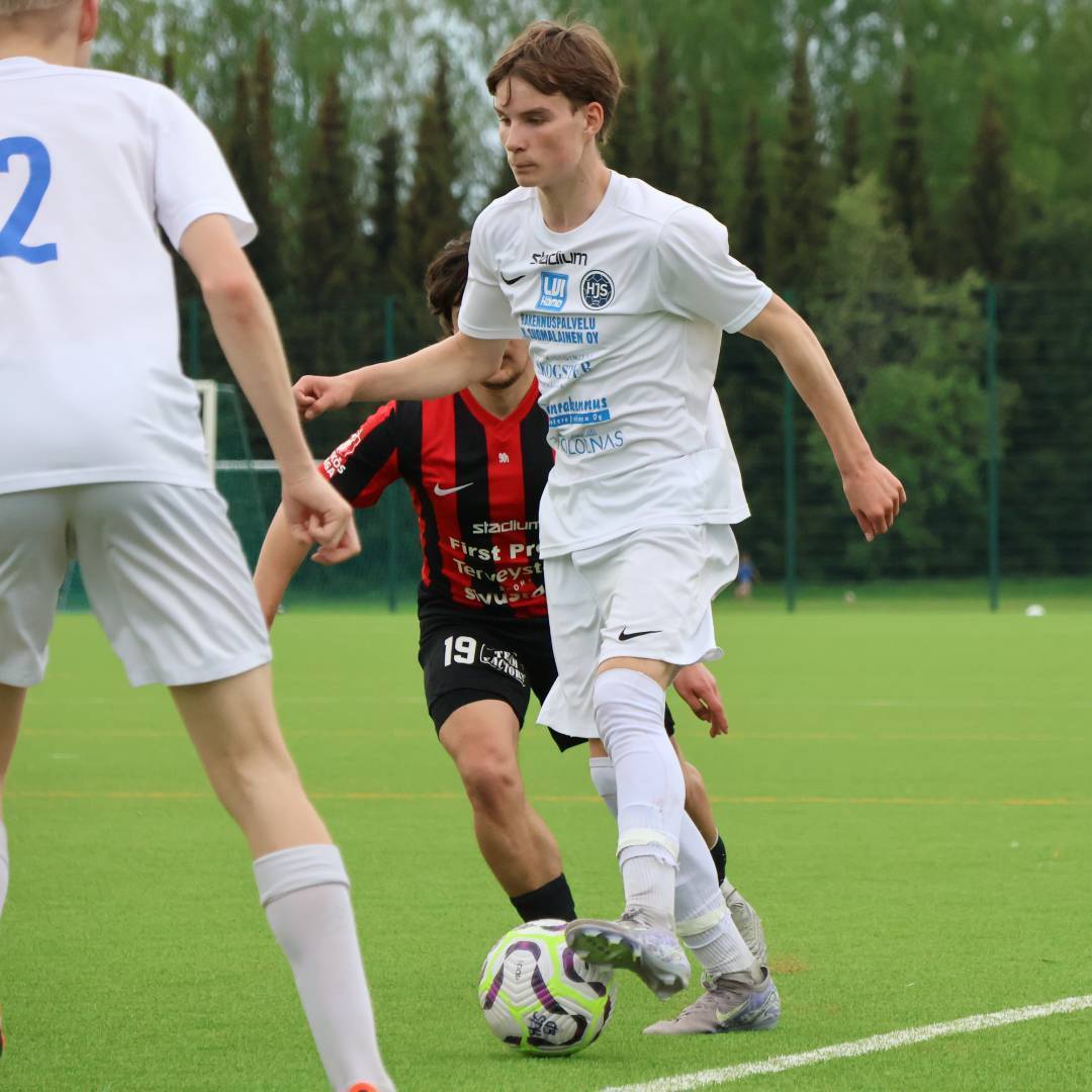 Keskikenttälupaus Onni Pellikka jatkaa HJS-paidassa 