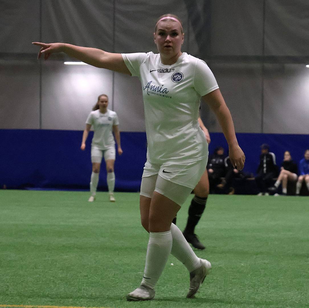 Keskikenttäpelaaja Jessica Karjalainen HJS-paitaan ‒ ”Tuo johtajuutta”