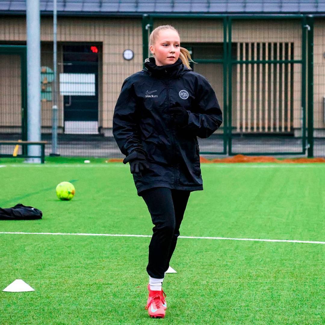 Jenna Wettervik HJS-paitaan ‒ Joukkue valmiina sarjakauteen