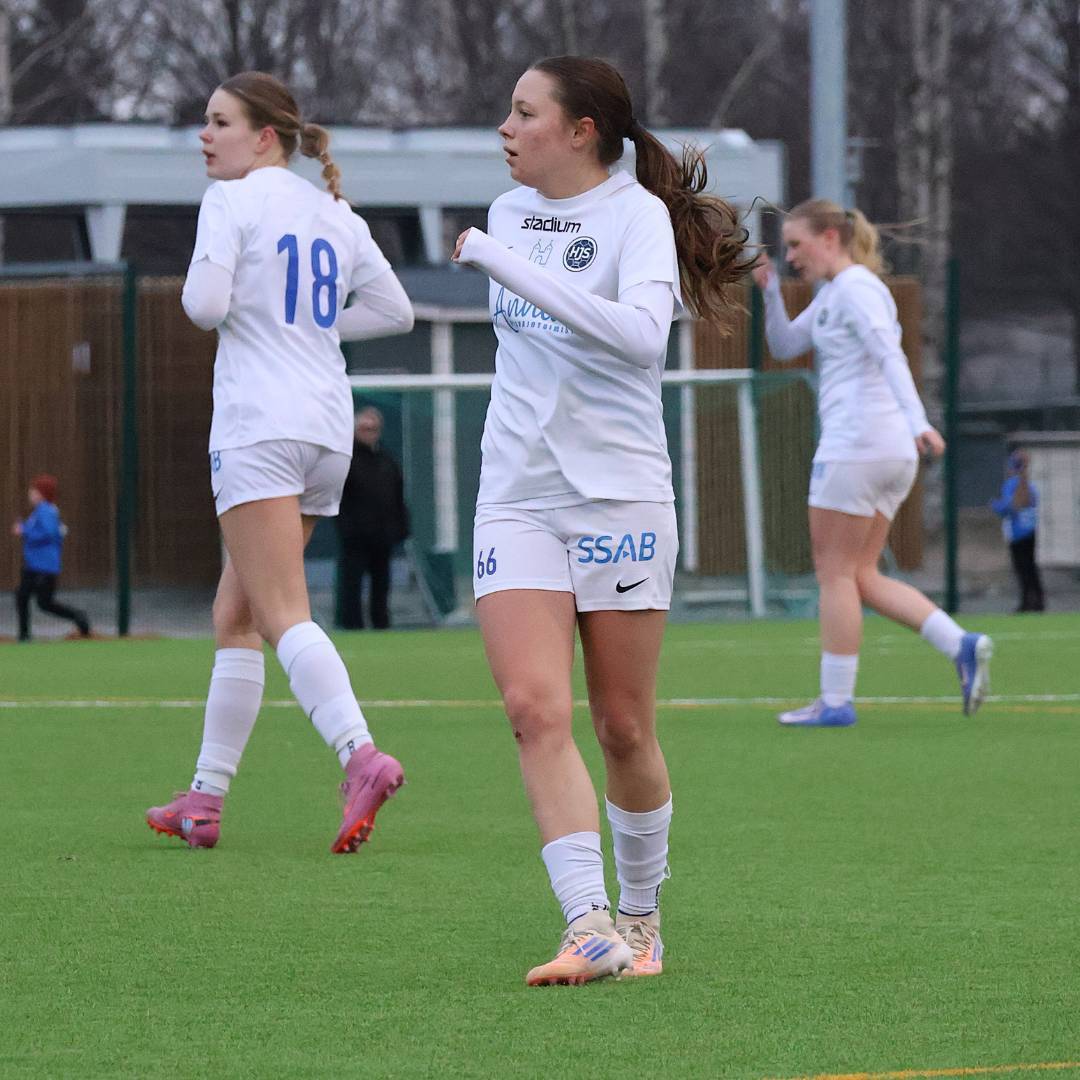 Elina Vilén solmi sopimuksen avausottelun alla ja debytoi heti avauskokoonpanossa