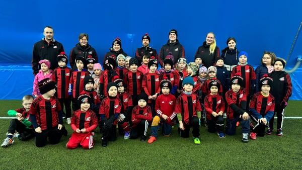 Uudet pelipaidat pallokoululaisille 
