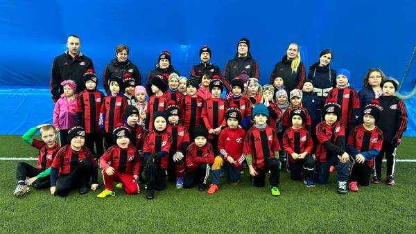 Uudet pelipaidat pallokoululaisille
