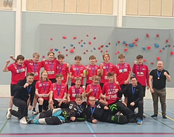 JosbaJoman pesäpallo/salibandyjoukkue nappaa P16/15 alusarjan pronssia.
