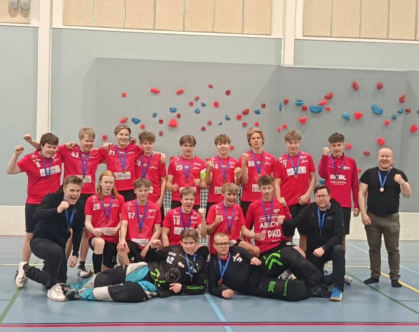 JosbaJoman pesäpallo/salibandyjoukkue nappaa P16/15 alusarjan pronssia.