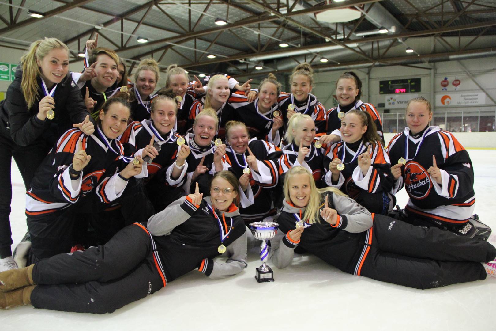 Ringette B uusi Tuusulassa vuoden takaisen turnausvoittonsa