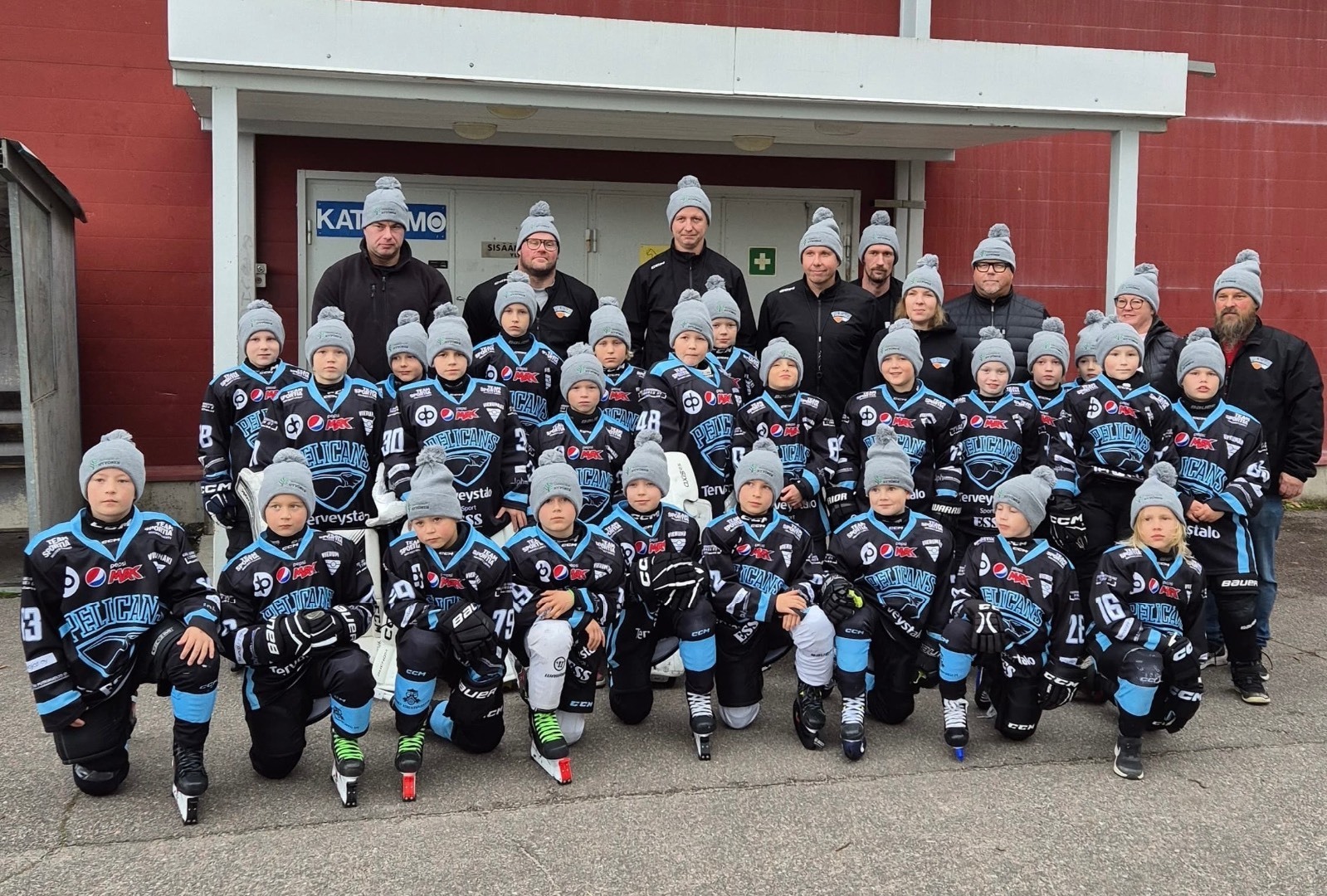 Joukkueen korvia lämmittää Viherpalvelut Hyvönen.