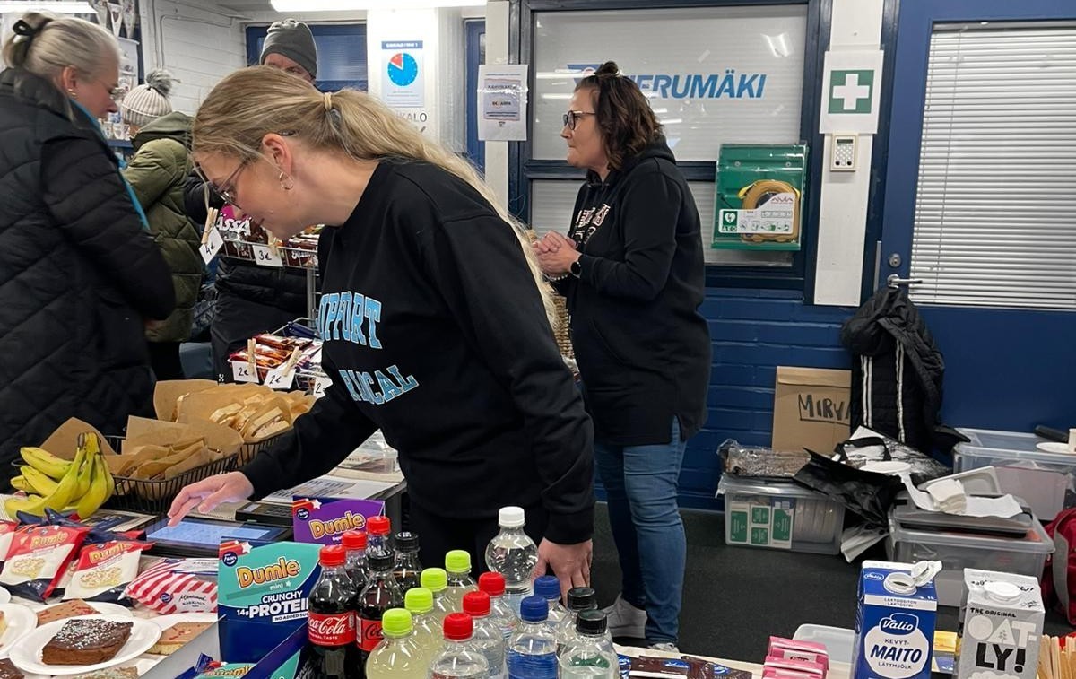 Kiekko heilahtaa verkkoon yhteisvoimin