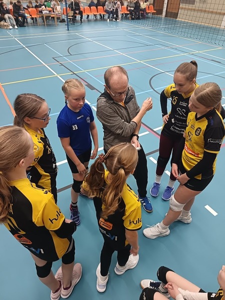 Tiikerit D-tytöt kohtasivat kovia vastustajia Vaasassa – arvokkaita oppeja kauden alkuun 🏐