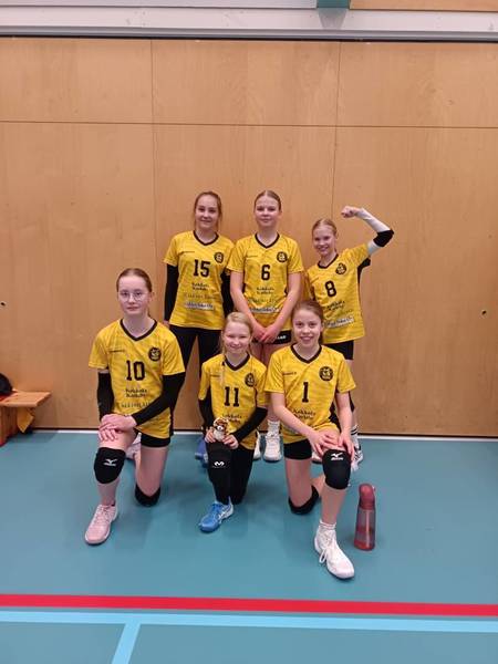 D-tytöt nousivat ykköspooliin vahvan turnauspäivän päätteeksi!