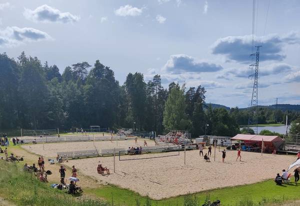 Beach volley -huumaa Tuomiojärvellä kesällä 2025! VAPAA PÄÄSY!