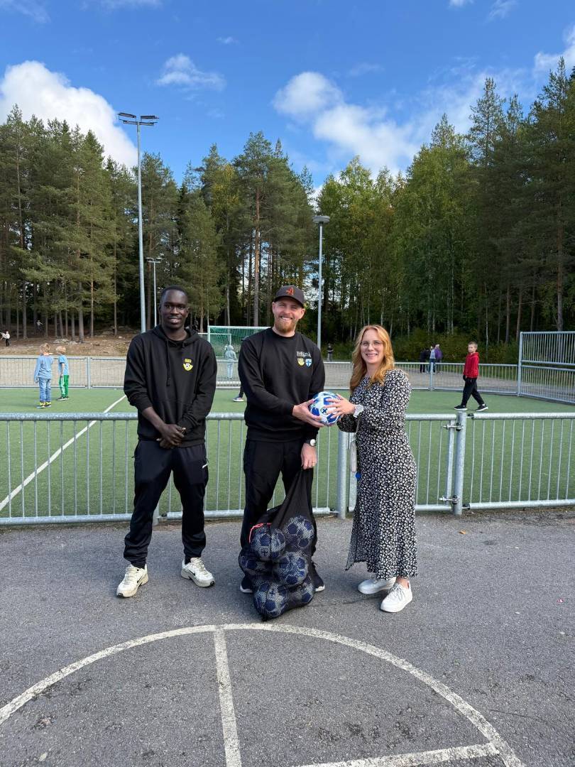 Kajaanin Haka mukana Nakertajan koulun välituntipeleissä – jokaiselle luokalle oma jalkapallo!