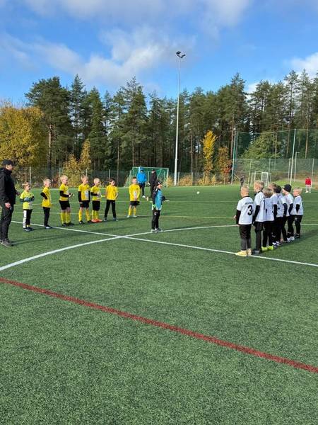 KuPS vieraili Kajaanissa – Petteri Pennanen kannusti nuoria pelaajia