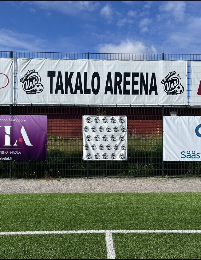 Jalkapallojunioreiden sponsorimainokset Takalo Areenalla