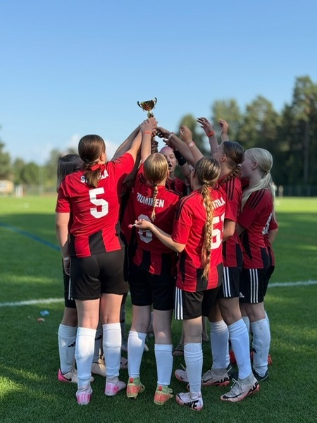 Tyttöjalkapallo – liikunnan iloa ja elämän taitoja