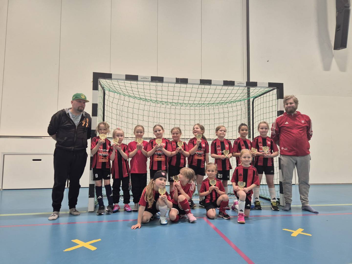 Harmauden keskelle loistoa - Kautta paketoitiin seuran päättäjäisissä.